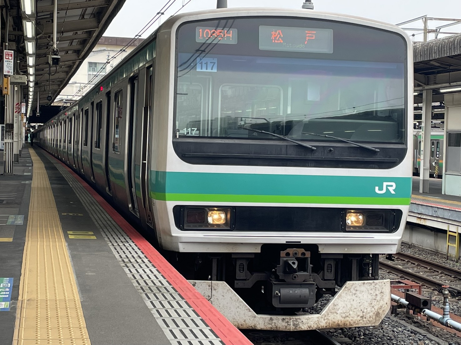 ホームに停車する常磐線のE231系車両