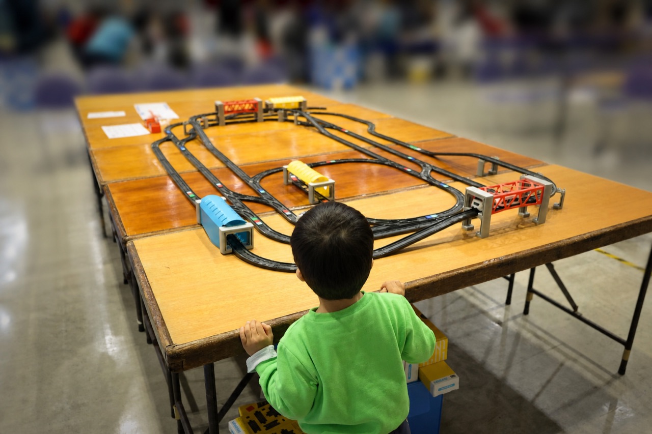 会場でスマートトレインの展示を見つめる参加者