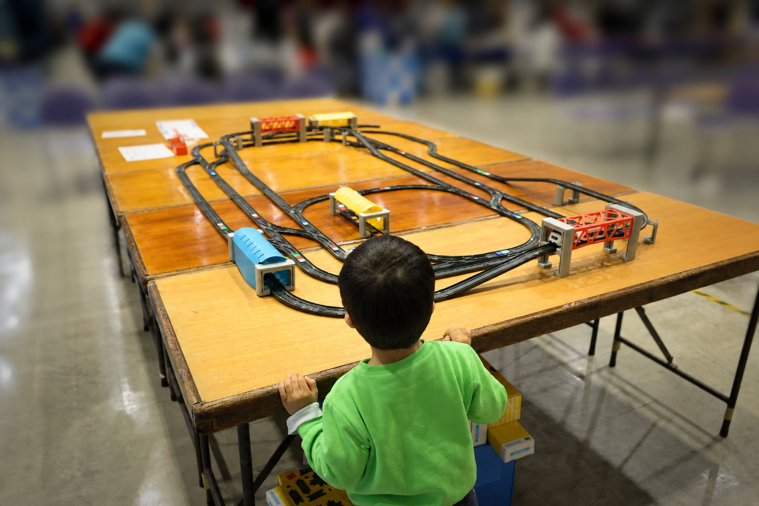 会場でスマートトレインの展示を見つめる参加者