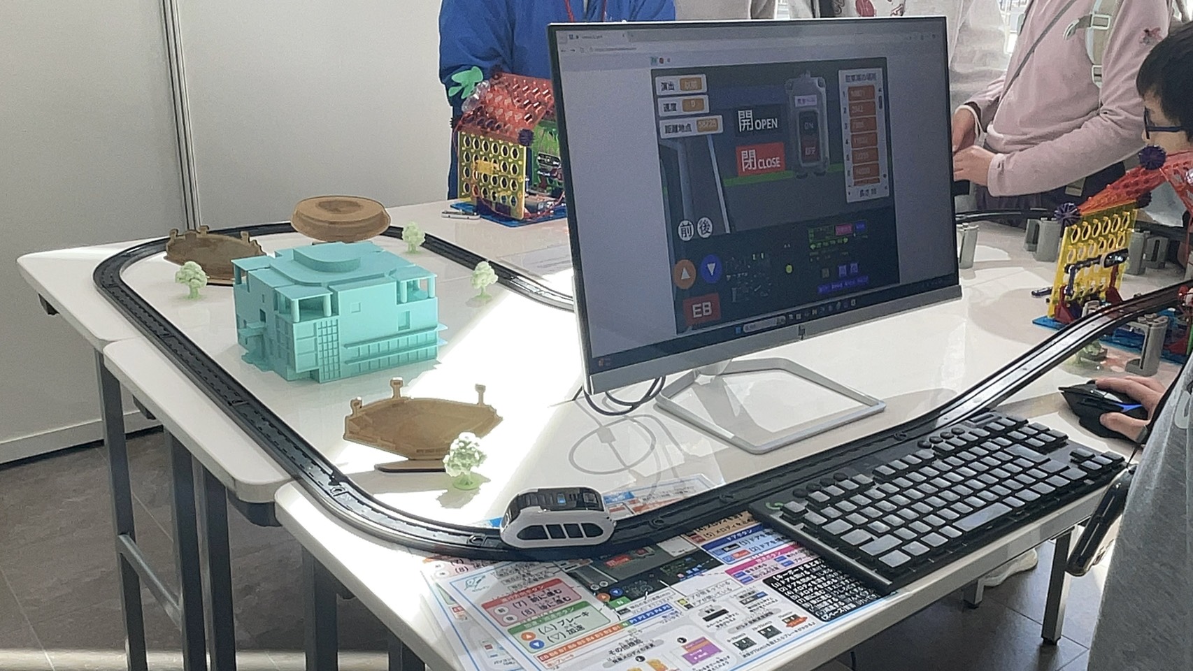 Scratchで制作した運転台とスマートトレインの体験展示