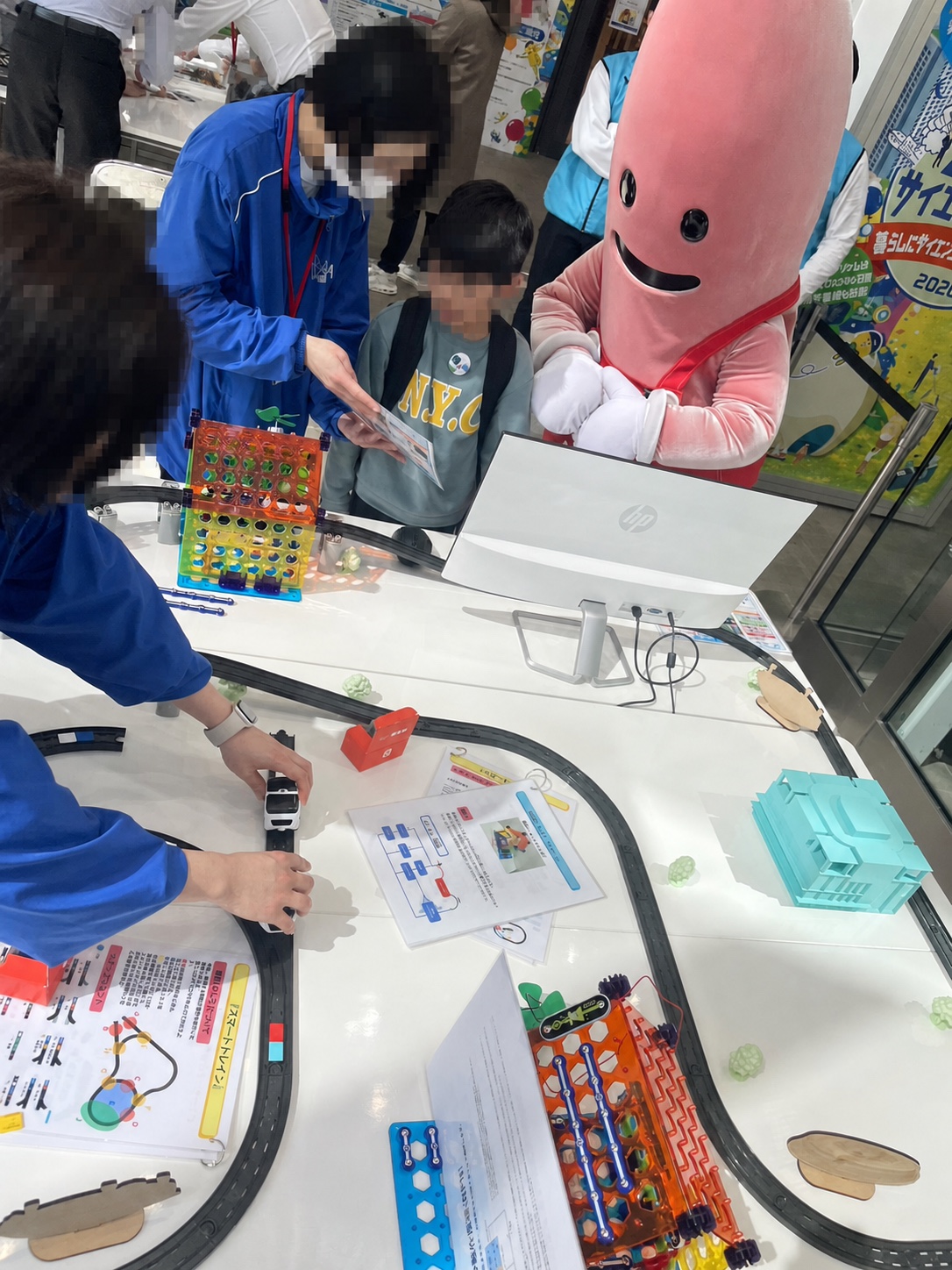イベント会場でスマートトレインを体験する子どもとスタッフ