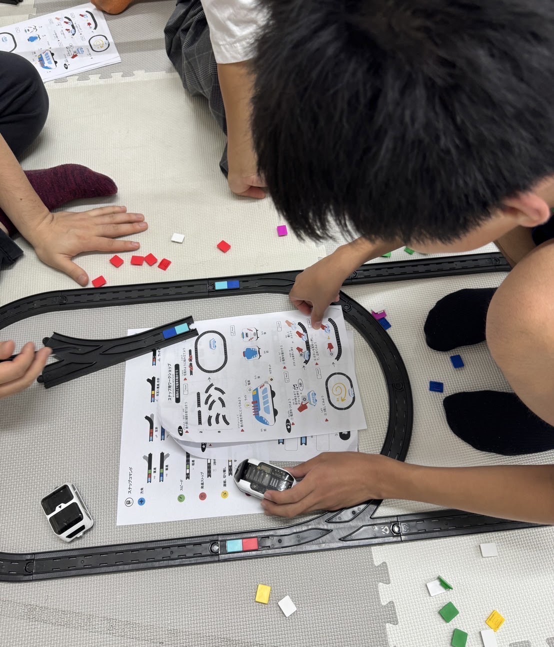 スナップと学習プリントを使ってスマートトレインの動きを試す参加者
