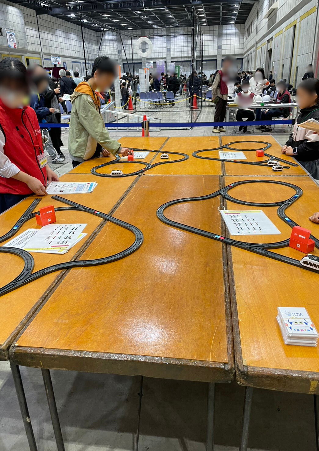 アクトシティ浜松の会場に設置した複数のスマートトレイン体験コース